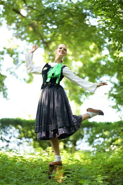 Slovakça folklor dansçısı kadın