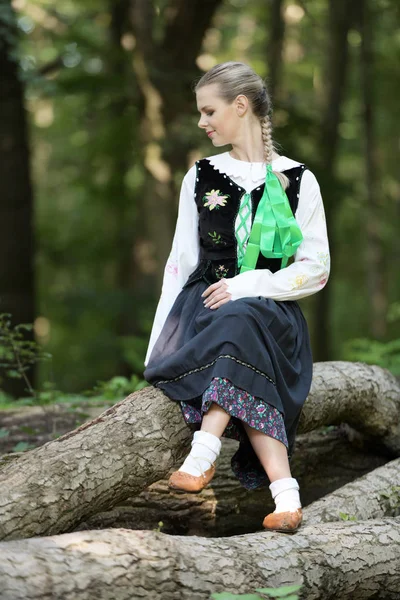 Slovakça Folklor Dansçısı Kadın — Stok fotoğraf