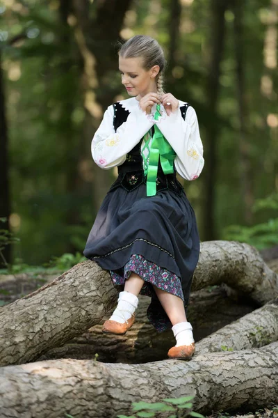 Slovakça folklor dansçısı kadın