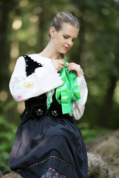 Slovakça folklor dansçısı kadın