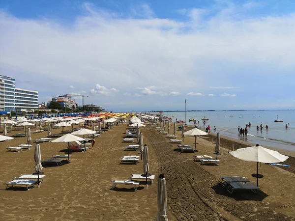 Strand Mit Meereswellen Und Blauem Himmel — Stockfoto