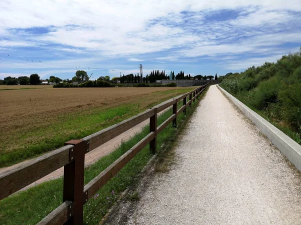 Hermoso Paisaje Con Valla Madera Carretera —  Fotos de Stock