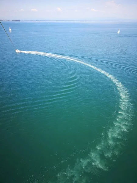 Denizdeki bir yatın havadan görünüşü