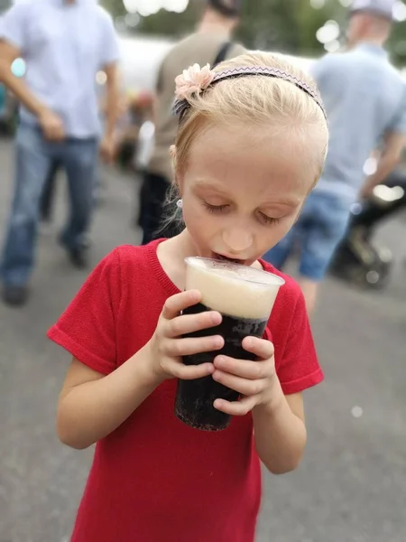 Little Girl Drink Sweet Cola —  Fotos de Stock