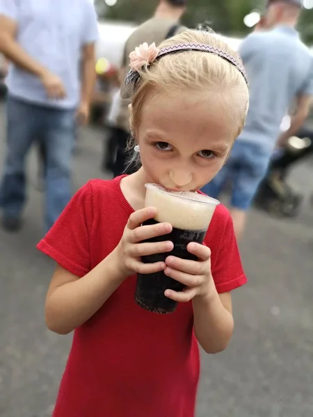 Little Girl Drink Sweet Cola — Fotografia de Stock