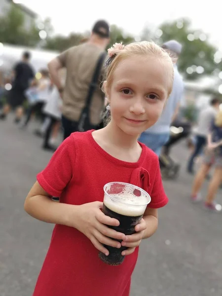 Klein Meisje Drinken Zoet Cola — Stockfoto