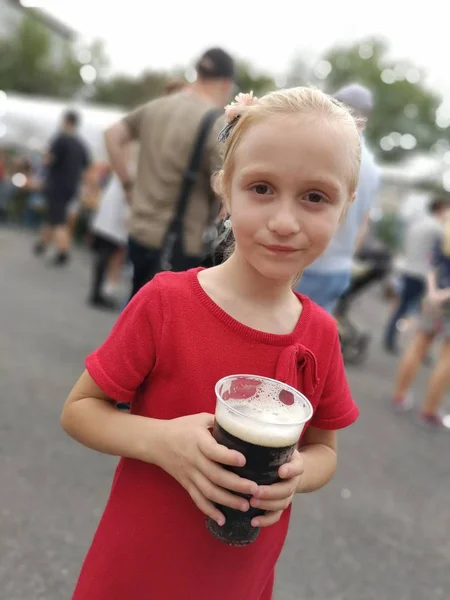 Klein Meisje Drinken Zoet Cola — Stockfoto