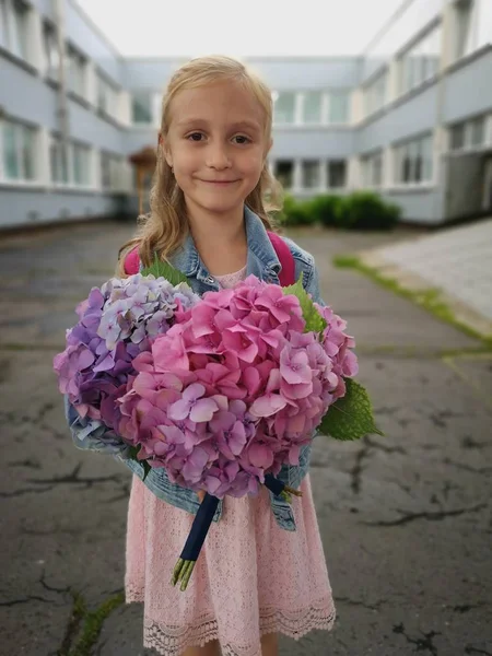 Little Girl Hydrangea Flowers School — Foto de Stock