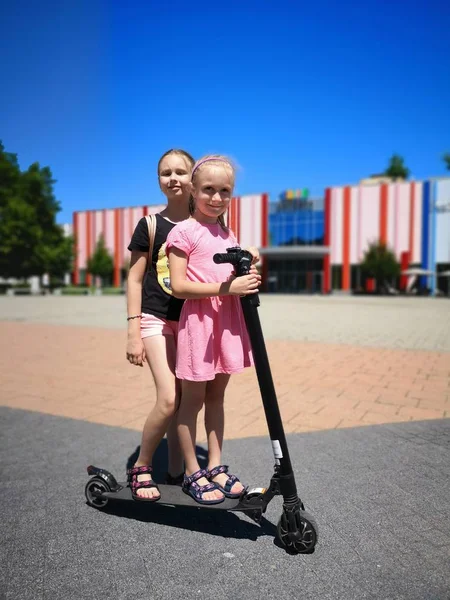 Two Girls Electric Scooter City — ストック写真