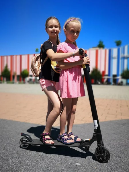 Two Girls Electric Scooter City — Stock fotografie