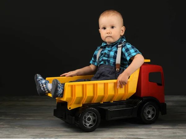 Piccolo Ragazzo Gioca Con Grande Giocattolo Camion — Foto Stock