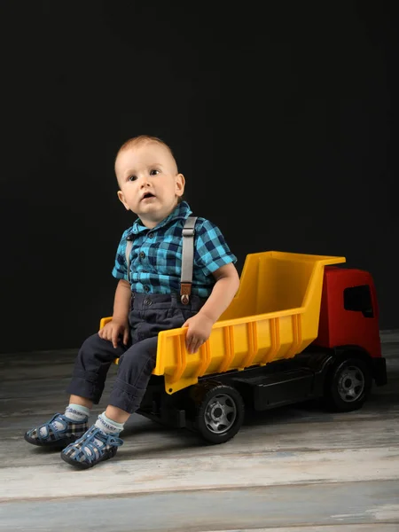 Kleine Jongen Speelt Met Grote Speelgoed Truck — Stockfoto