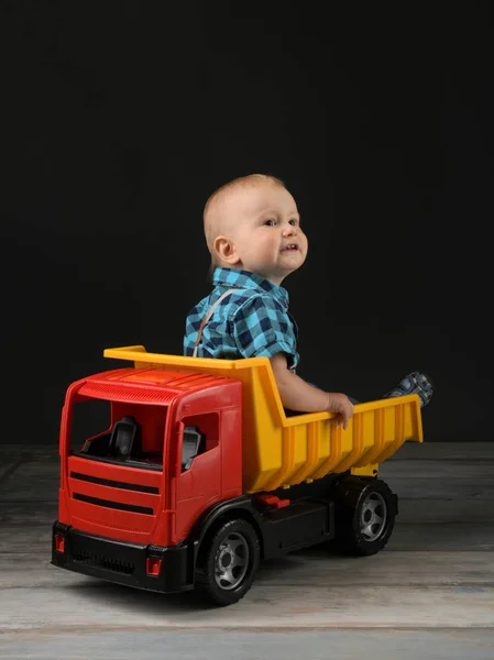 Lille Dreng Leger Med Stor Legetøj Lastbil - Stock-foto