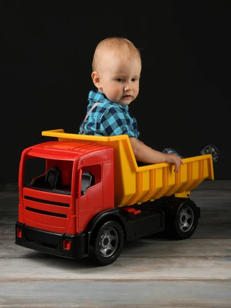 Lille Dreng Leger Med Stor Legetøj Lastbil - Stock-foto