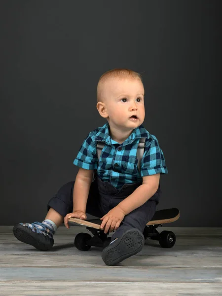 Menino Sentado Skate Estúdio — Fotografia de Stock