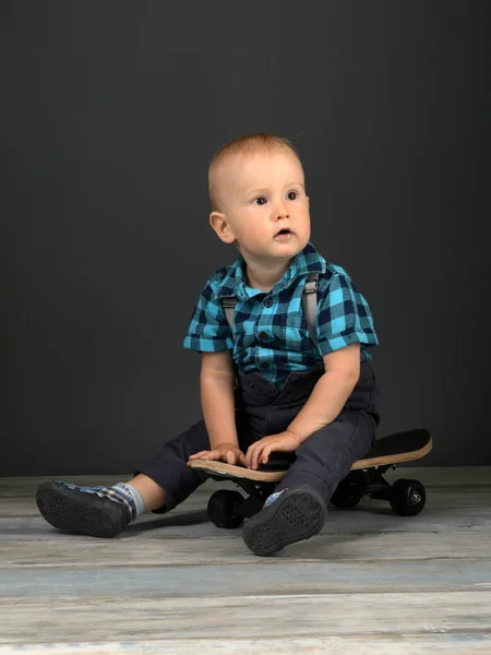Маленький Хлопчик Сидить Скейтборді Студії — стокове фото