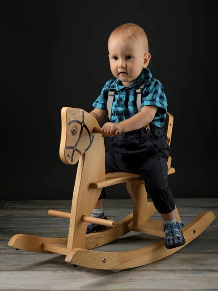 Süßer Kleiner Junge Spielt Hause Mit Holzpferd Kindheitsspiele — Stockfoto