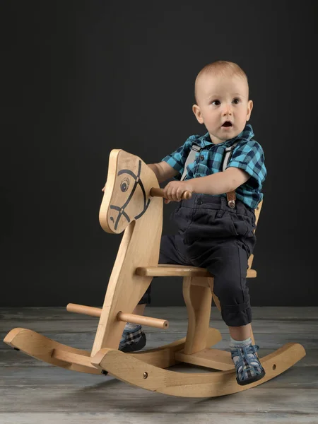 Süßer Kleiner Junge Spielt Hause Mit Holzpferd Kindheitsspiele — Stockfoto
