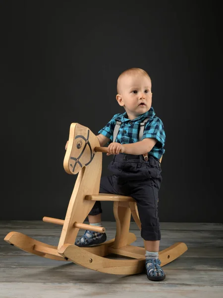 Lieve Jongen Spelen Thuis Met Houten Paard Jeugd Spelen — Stockfoto