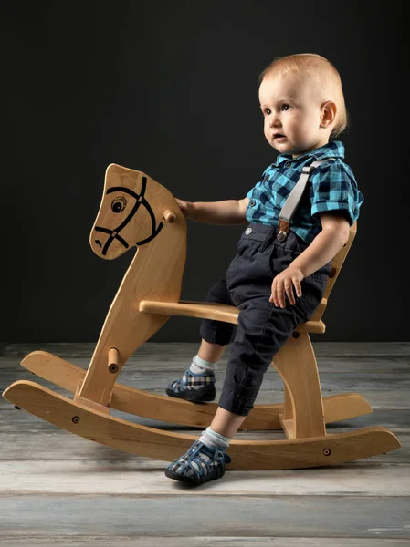 Süßer Kleiner Junge Spielt Hause Mit Holzpferd Kindheitsspiele — Stockfoto