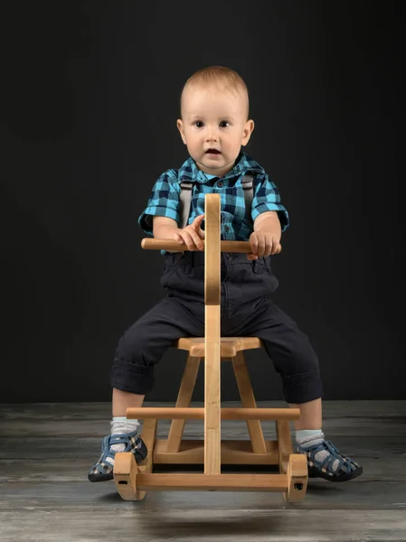 Süßer Kleiner Junge Spielt Hause Mit Holzpferd Kindheitsspiele — Stockfoto