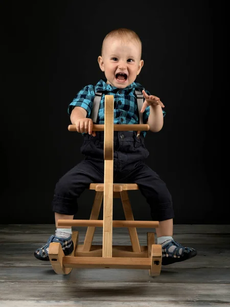 Süßer Kleiner Junge Spielt Hause Mit Holzpferd Kindheitsspiele — Stockfoto