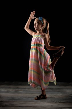 Stüdyoda küçük bir bayan dansçı