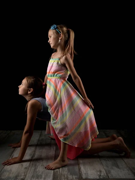 Twee Schattige Kleine Zusters Ineengedoken Samen — Stockfoto