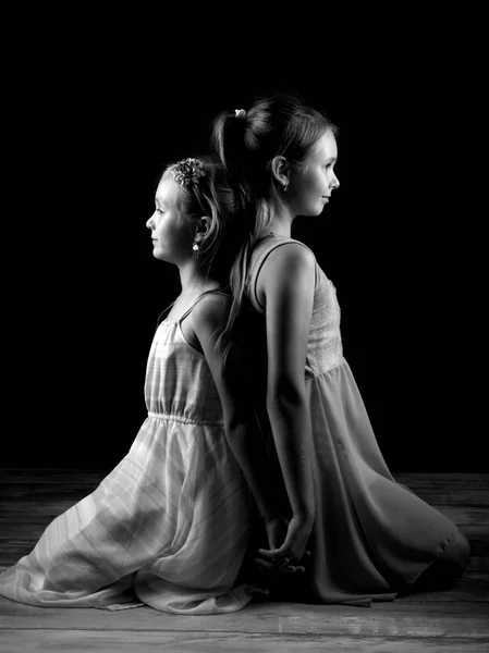 Zwei Süße Kleine Schwestern Schwarz Und Weiß Aneinander Gekauert — Stockfoto