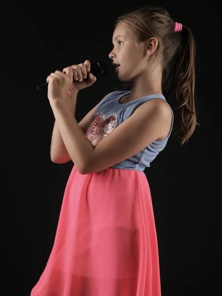 Petite Fille Performer Avec Microphone Studio — Photo