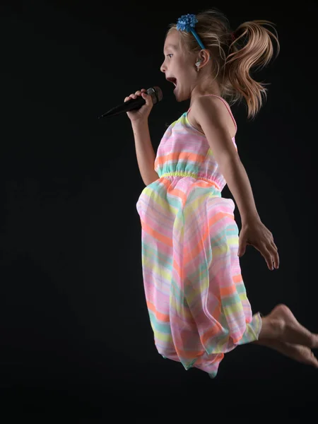 Menina Realizando Com Microfone Estúdio — Fotografia de Stock