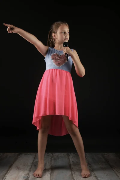 Little Girl Performing Microphone Studio — Stock Photo, Image