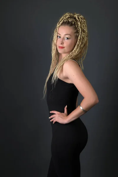 Blond Ung Kvinna Dansar Dancehall — Stockfoto