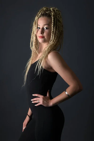 ダンスホールのダンス金髪の若い女性 — ストック写真