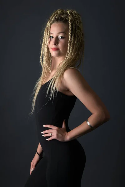 Blonde Junge Frau Tanzt Dancehall — Stockfoto