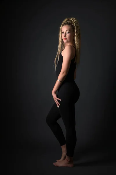 Blonde Young Woman Dancing Dancehall — Stock Photo, Image