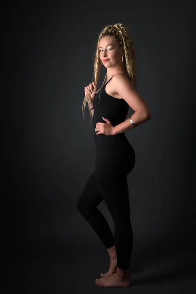 Blonde Young Woman Dancing Dancehall — Stock Photo, Image