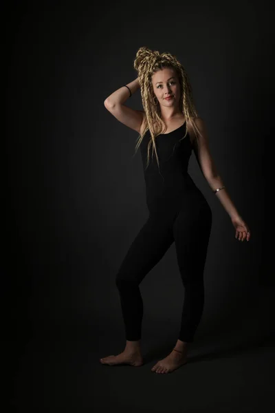 Блондинка Молода Жінка Танцює Танцювальному Залі — стокове фото