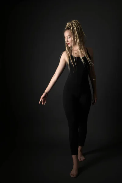 Блондинка Молода Жінка Танцює Танцювальному Залі — стокове фото