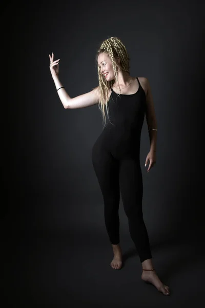 Mujer Joven Rubia Bailando Dancehall — Foto de Stock