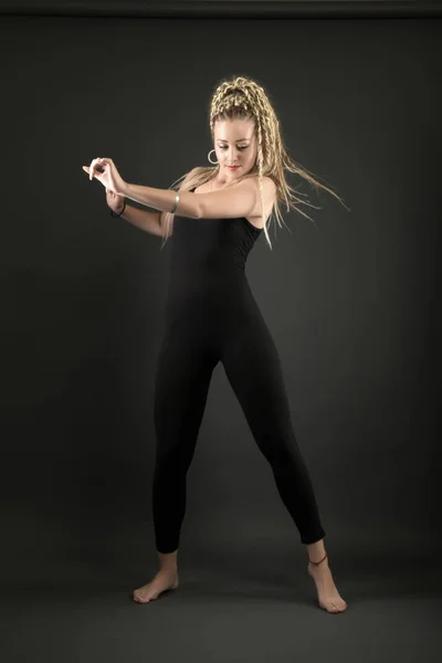 ダンスホールのダンスのセクシーな女性 — ストック写真