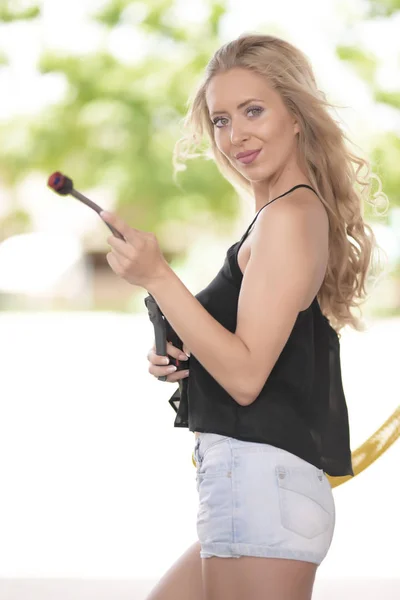 Mujer Joven Lavando Coche Sonriendo —  Fotos de Stock