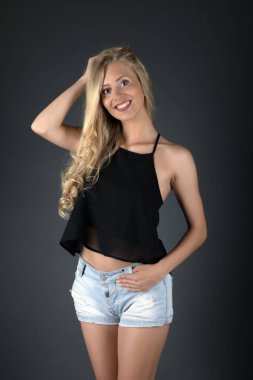 Güzel mutlu sarışın kadın