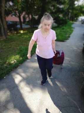 Sevimli gülümseyen down sendromu kadın