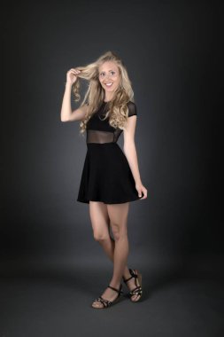 Güzel mutlu sarışın kadın