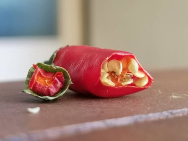 Beyaz arkaplanda kırmızı biber