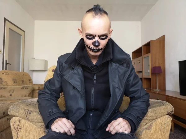 Hombre Con Maquillaje Aterrador Para Halloween Sentado Sillón — Foto de Stock