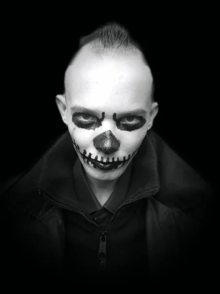 ハロウィンのための恐ろしい化粧を持つ男の黒と白の肖像画 — ストック写真