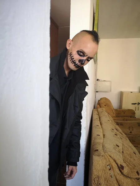 Retrato Homem Com Maquiagem Assustadora Para Halloween — Fotografia de Stock