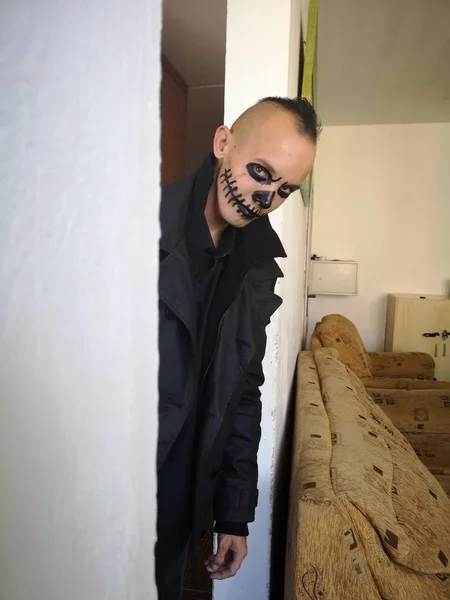 Retrato Hombre Con Maquillaje Aterrador Para Halloween —  Fotos de Stock